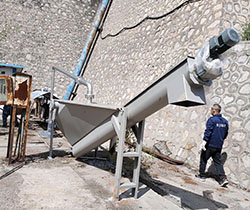 ɽ��ĳ��ˮ���豸��װ�ֳ�